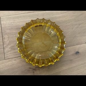 Yellow glass plate